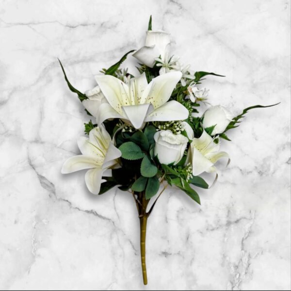 WhatsApp Image 2025-03-18 at 13.14.26 (2) 9270 Ramo Completo de Rosas, Lilium y Hojas con Detalles en Blanco