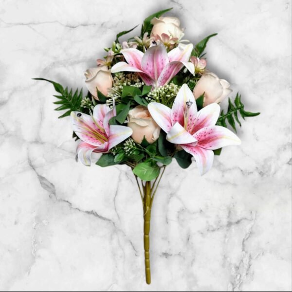 WhatsApp Image 2025-03-18 at 13.14.26 (3) 9270 Ramo Completo de Rosas, Lilium y Hojas con Detalles en Blanco