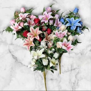 9270 Ramo Completo de Rosas, Lilium y Hojas con Detalles en Blanco