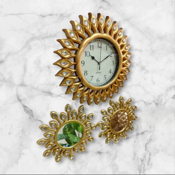 WhatsApp Image 2025-03-25 at 11.55.56 (1) 0113-25 Set de Reloj y Espejos Dorados con Apliques de Cristales
